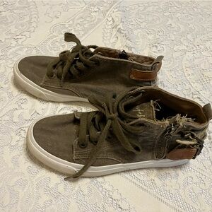 Blowfish size 7 army green with leathery back straps zip side tennis shoes. I